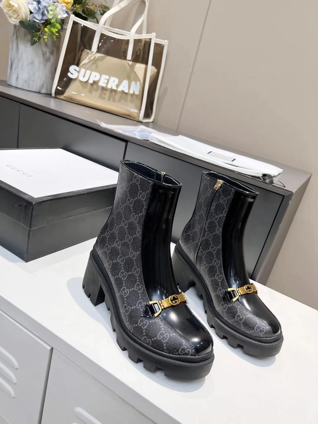 👟👟Ex-factory price 540👟👟 The new version of GUCCI is on sale...🔥 It has a retro British style and is decorated with metal LOGO on the front. Heel height: 6cm Fabric: Open edge beads ➕Special material, lining/foot pads: upgraded cowhide 🐂 Color: black Size: 34-40. (34 and 41 42 need to be customized) Packaging: Comes with card and cloth bag.